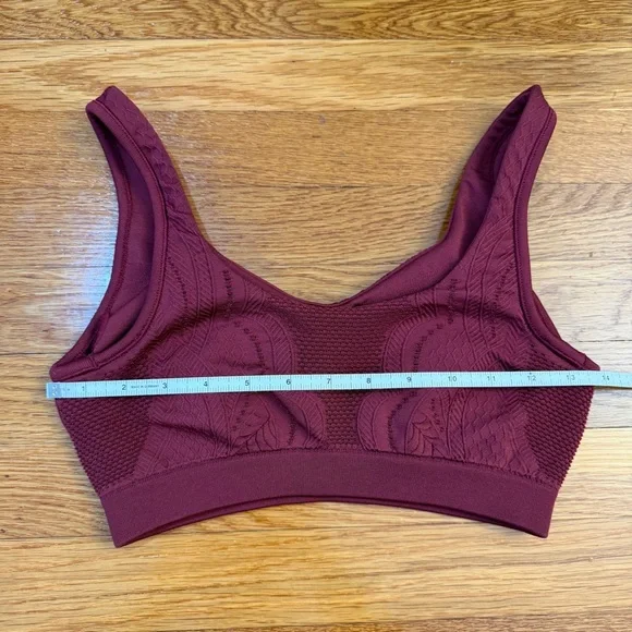 Athleta Textured Knit Sports Bra in Burgundy Red - Size Medium - Picture 4 of 5
